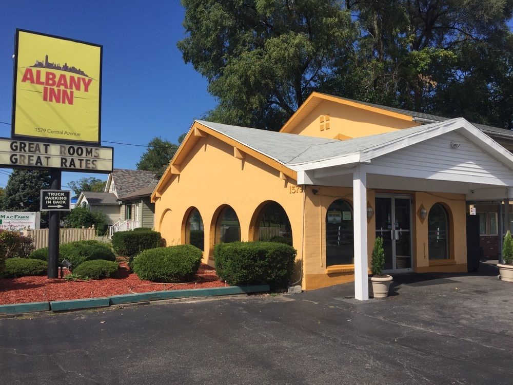 Red Carpet Inn & Suites Albany Airport Exterior photo
